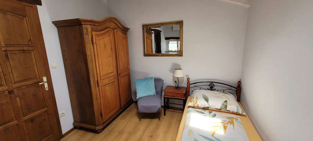 Tenuta con due case in pietra e piscina